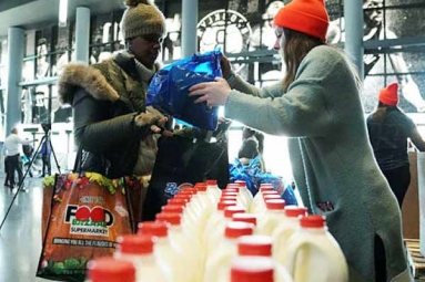 Government Shutdown: Federal Workers Line up for Basics